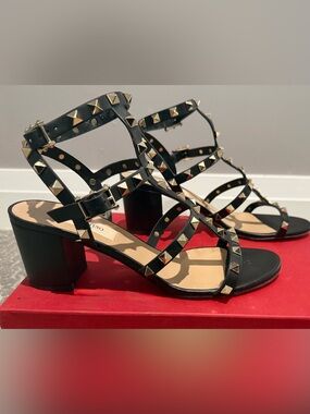 VALENTINO GARAVANI BLACK LEATHER ROCKSTUD SANDALS SZ 7.5GENTLY WORN  BOX/DUSTBAG